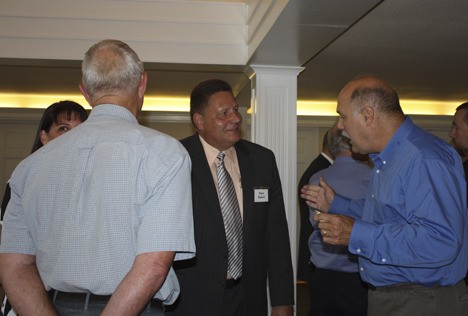 Issaquah resident talks with city administrator candidate David Zabell at the community meeting on Sept. 7.