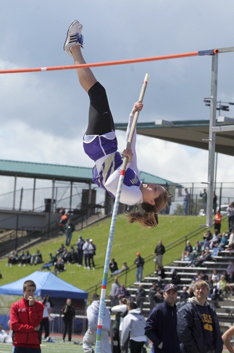 Issaquah's Eva Perry clears 11 feet