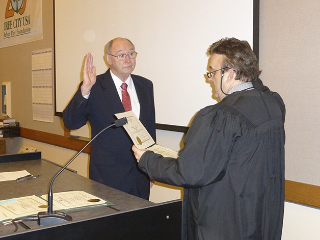 Fred Butler takes the oath of office as the new mayor of Issaquah from Judge N. Scott Stewart on Monday
