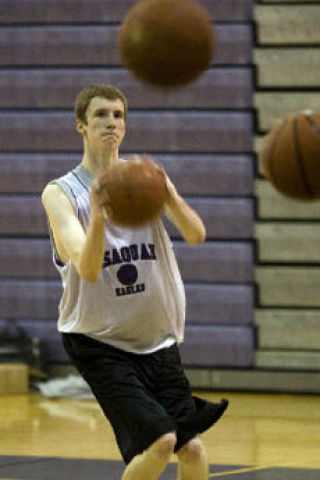 Issaquah’s Max Kolden pulls up for a jump shot in practice earlier this week.