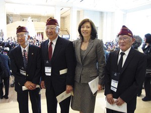 Sen. Maria Cantwell with Nisei veterans Shigeru Momoda