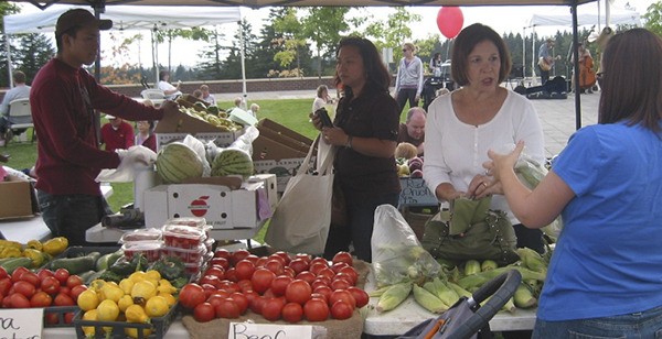 Patrons line up for produce at last year's Sammamish Farmers Market.
