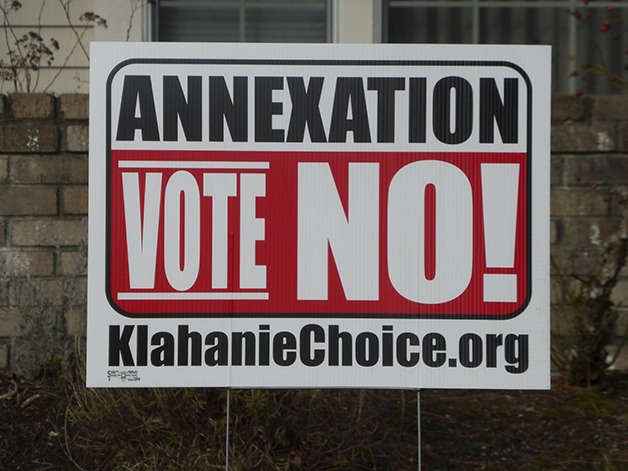 Signs in Klahanie illustrate the two very opposite views in this contentious issue.
