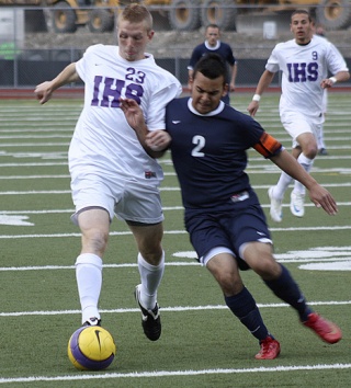 Issaquah’s Quinn Grisham  battles with Rogers’ Trevor Kawamura Tuesday night in the opening round of state.