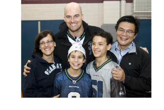 The Co family takes a moment to pose with Hasselbeck. From left