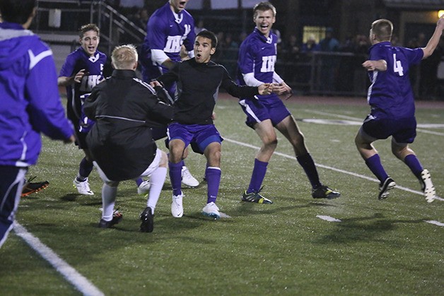 Issaquah players celebrate their 4A KingCo title game win