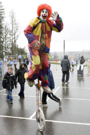 “Deano the clown” rode a tall unicycle to entertain kids during the Cascade Ridge walkathon last week.