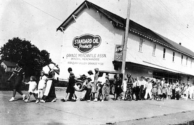 A line of children outside The Grange Mercantile Association in 1937