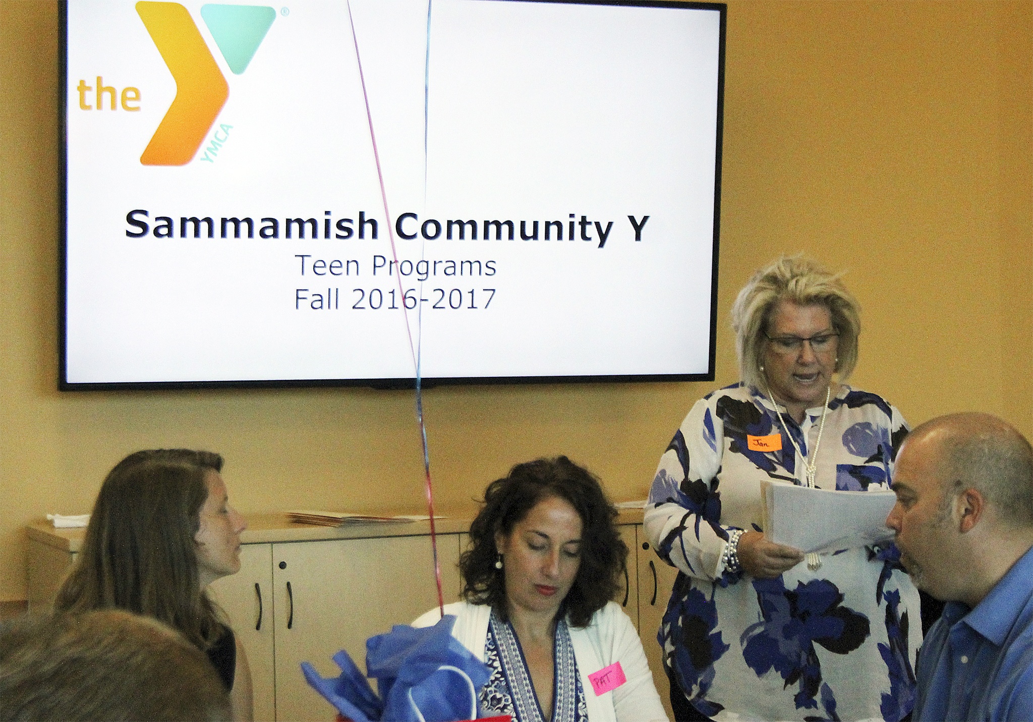 Sammamish Community YMCA board member Jan Matthews leads a discussion about the Y’s youth programs Tuesday (Joe Livarchik/staff photo).