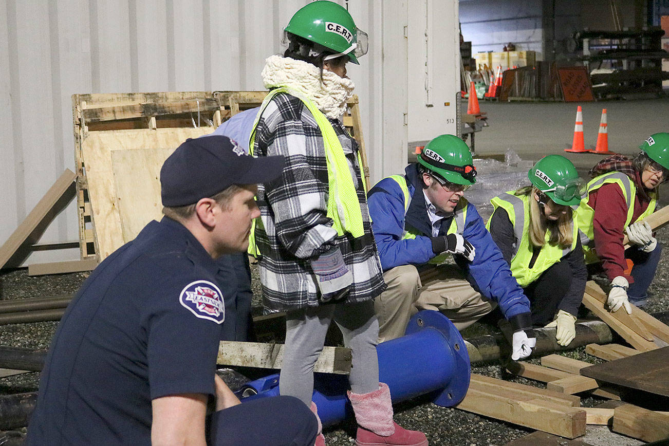 Community Emergency Response Team class learns to rescue disaster victims