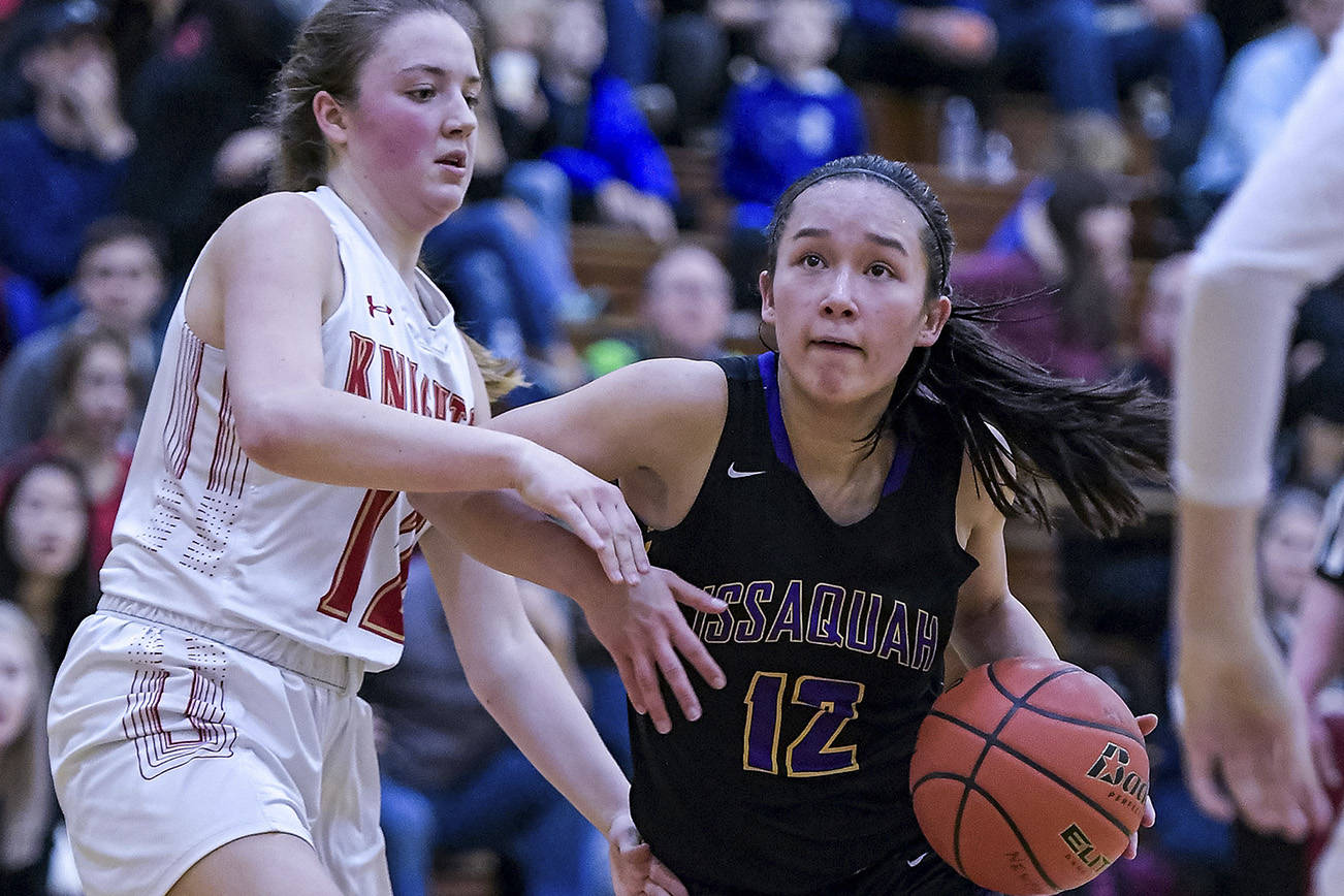 Issaquah girls win close game on the hardwood