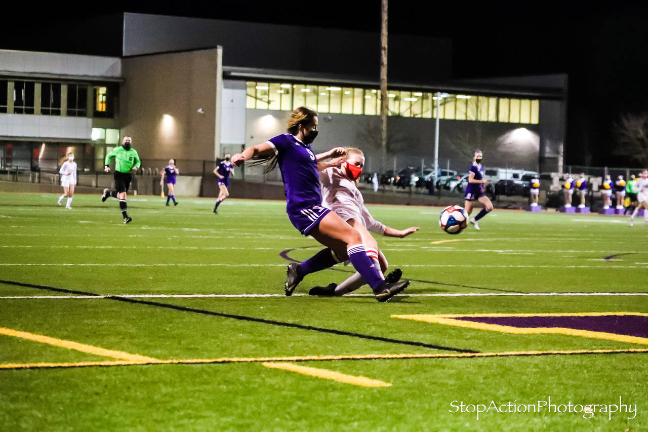 Issaquah’s Jaden Humbyrd, left, a Louisiana State University commit, takes on a Mount Si player. Photo courtesy of Don Borin/ StopActionPhotography