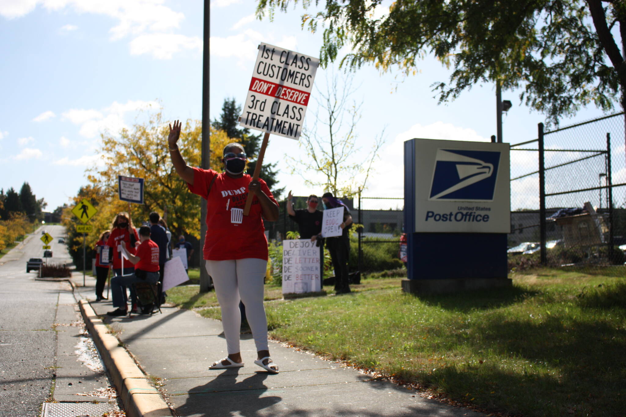 Picketers in front of East DDC (photo credit: Cameron Sheppard)