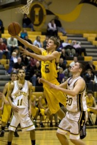 Issaquah’s Joe Evans splits Inglemoor defenders Benji Bryant (11) and Andy McElwee on Tuesday night.