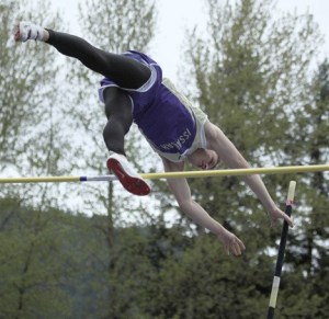 Issaquah's Jason Hollaway clears 14 feet