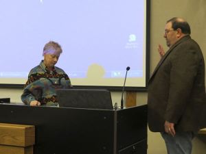 Issaquah Mayor Ava Frisinger swears in newly appointed council member