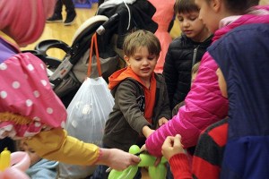 Kent resident Natanael Goldbam and his siblings reach for a balloon creature at the 2016 Hope Festival last weekend.
