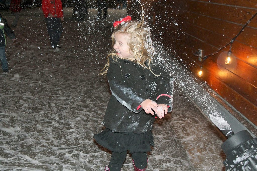 Residents usher in holiday cheer at ‘Very Merry Sammamish’ | Photos