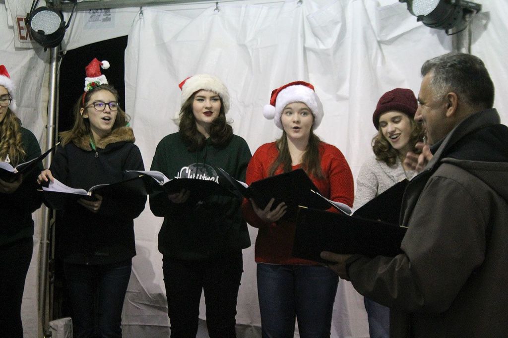 Residents usher in holiday cheer at ‘Very Merry Sammamish’ | Photos