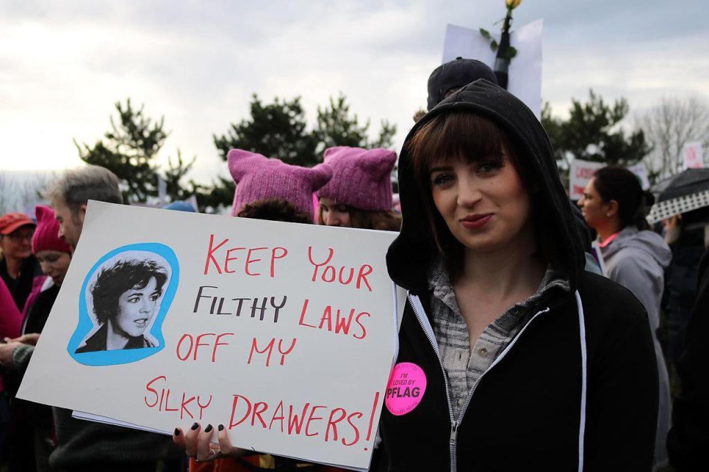 Issaquah mothers, daughters among 200,000 marchers at Seattle Women’s March