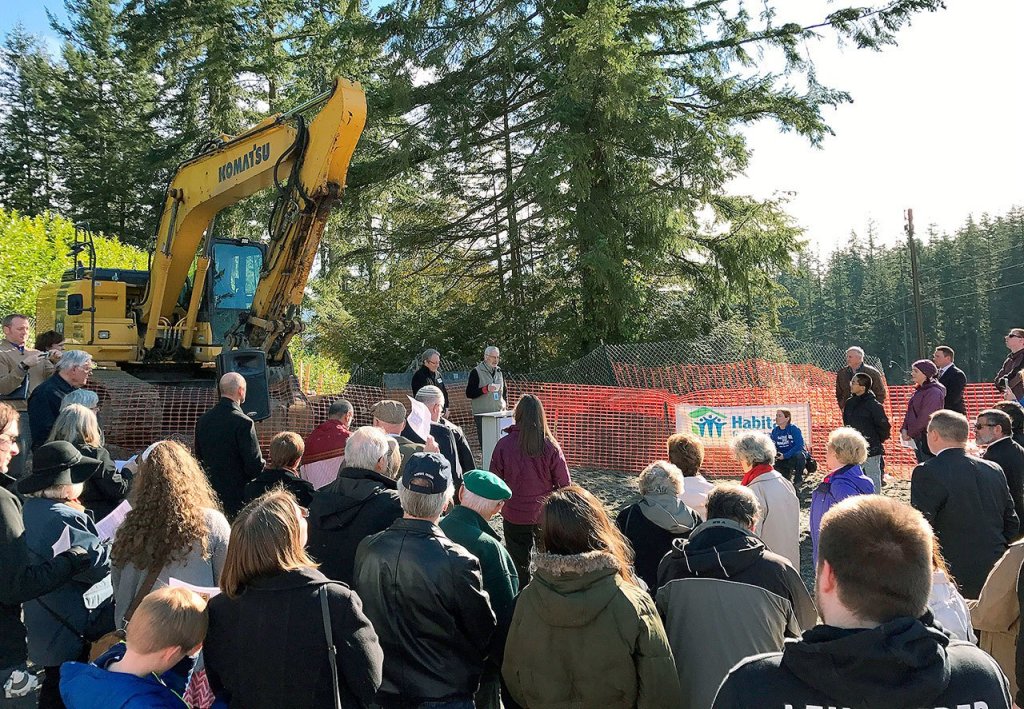 Sammamish Mayor Don Gerend addresses a crowd of over 100 community members at the interfaith blessing on Sunday in Sammamish (photo courtesy of Habitat for Humanity).