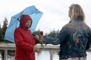 Sammamish woman aims to hand out roses to strangers every day for a year