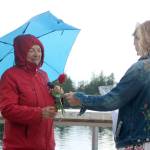 Sammamish woman aims to hand out roses to strangers every day for a year