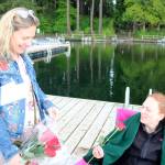 Sammamish woman aims to hand out roses to strangers every day for a year