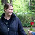 Sammamish woman aims to hand out roses to strangers every day for a year
