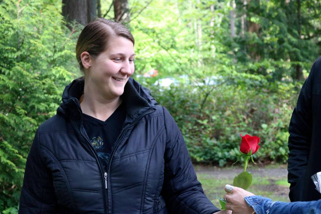 Sammamish woman aims to hand out roses to strangers every day for a year