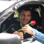 Sammamish woman aims to hand out roses to strangers every day for a year