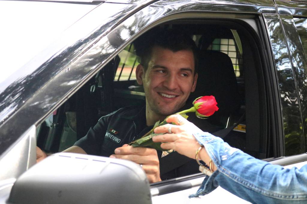 Sammamish woman aims to hand out roses to strangers every day for a year