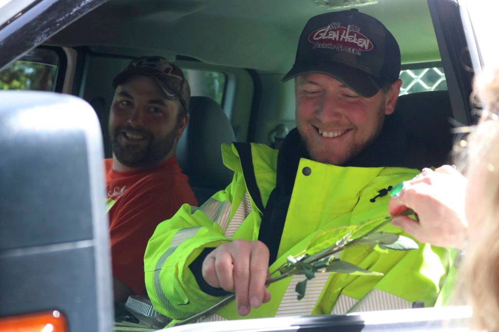 Sammamish woman aims to hand out roses to strangers every day for a year