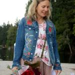 Sammamish woman aims to hand out roses to strangers every day for a year