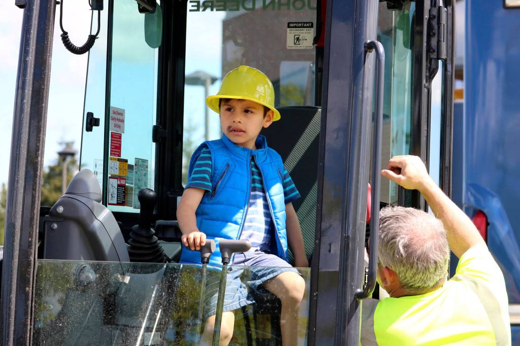 Thousands dig the rigs at Sammamish event