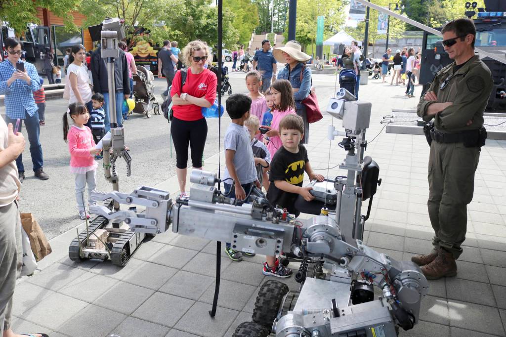 Thousands dig the rigs at Sammamish event