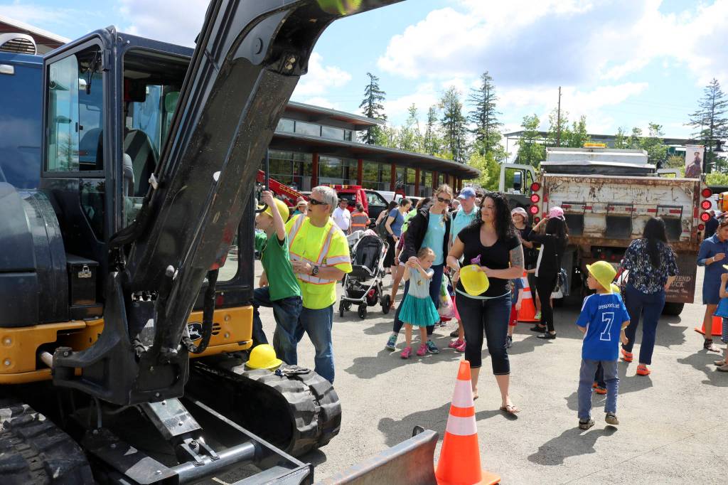 Thousands dig the rigs at Sammamish event