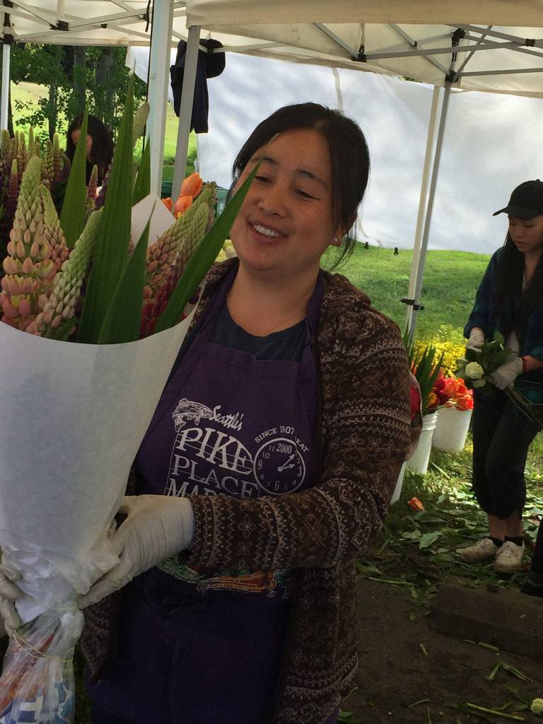 Issaquah Farmers Market abounds with fresh fare, fruit, flowers and more | Photos