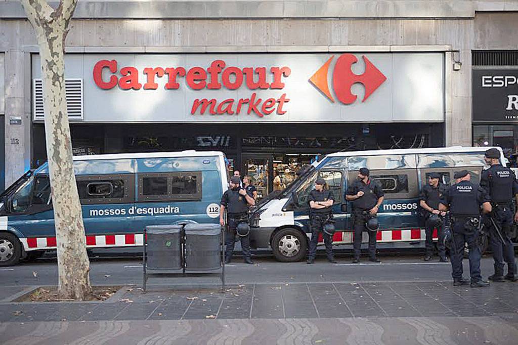 Police officers armed with machine guns stand guard outside the Carrefour in which the Kronstads and 100 others took shelter after the attacks. Photo courtesy of Kronstad family