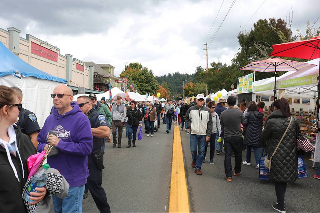 Attendees peruse the booths and food stands along East Sunset Way, closed to vehicular traffic for Salmon Days Weekend. Nicole Jennings/staff photo