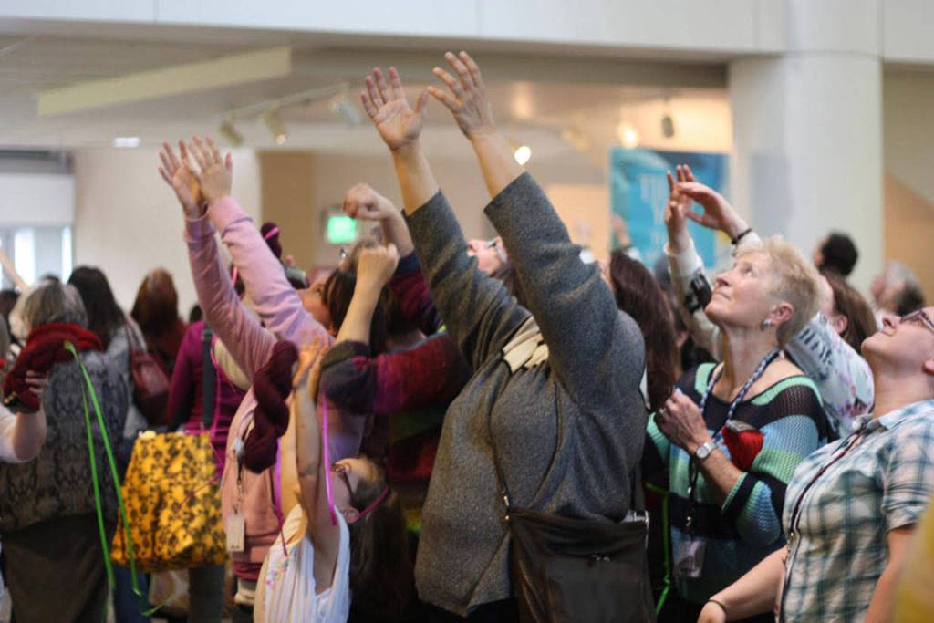 Attendees gather to catch falling skeins of yarn in the &ldquo;yarn drop.&rdquo; Steve Schneider/Vogue Knitting LIVE