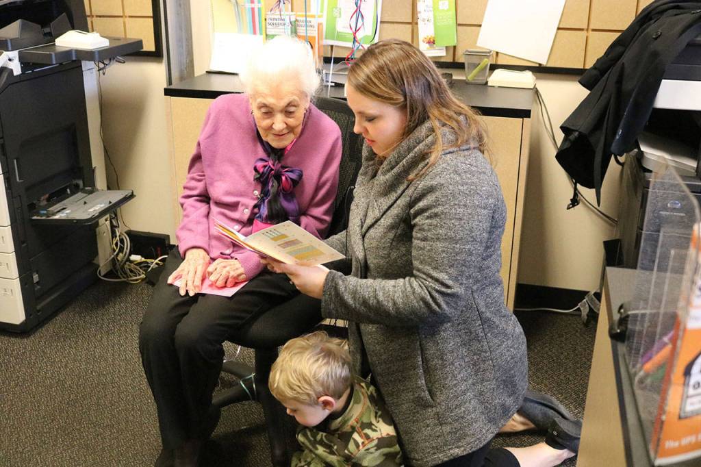 Wilkinson and her family read a message from a man in California. Nicole Jennings/staff photo