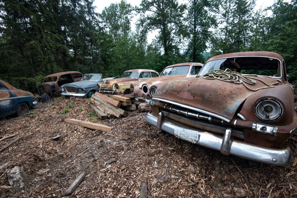 A row of cars on Iron Mountain. Photo by Caean Couto
