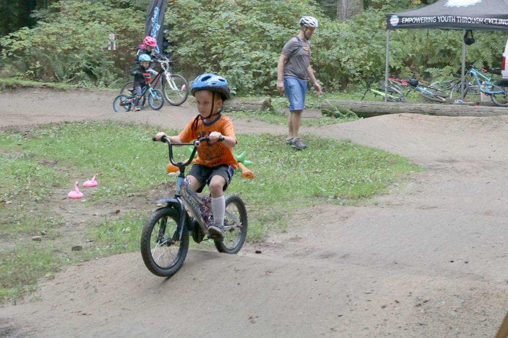 Young children take on the Sweetlines-sponsored beginners track. Evan Pappas/Staff Photo