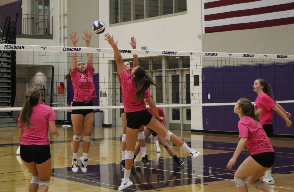 The Eagles volleyball team scrimmages during practice. Benjamin Olson/ staff photo