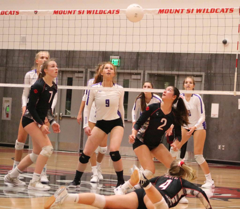 Mount Si volleyball players Megan Underbrink (7), Dana Dolan (2), Jade Petrzelka (4) and Issaquahs Rachel Ratcliffe (9) watch the ball during a 3-2 Issaquah win on Oct. 16. Benjamin Olson/staff photo