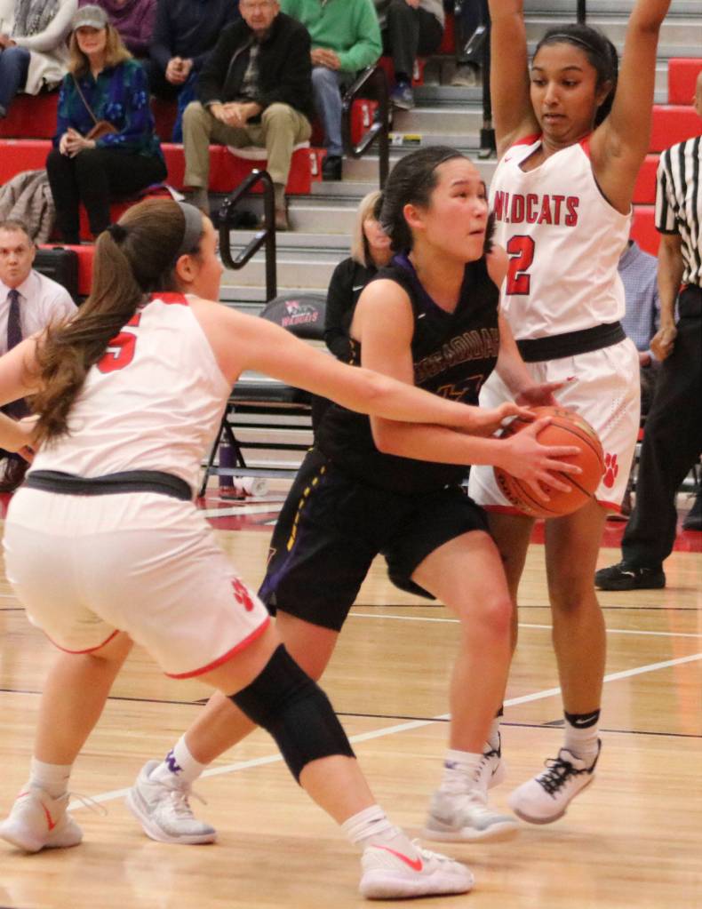 Issaquah sophomore Keira Hanson drives to the net during a game against Mount Si on Feb. 1. Benjamin Olson/staff photo
