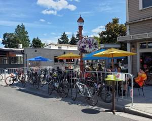 Restaurant front outside seating expanded during Al Fresco events (courtesy of Downtown Issaquah Association)