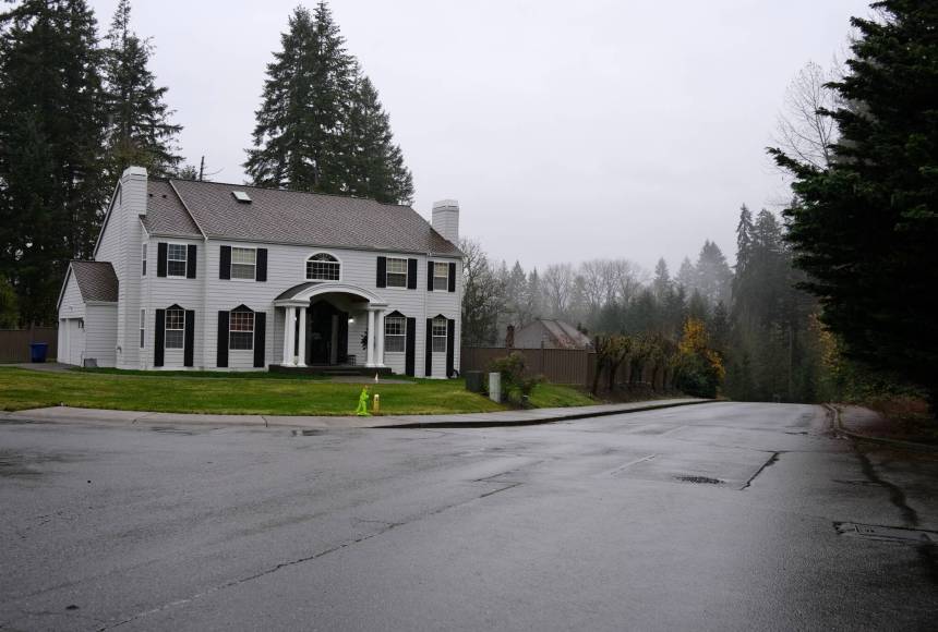 <p>NE 24th Street in Sammamish, a residential road, is one of the lines that separates the Lake Washington and Snoqualmie Valley school districts. Grace Gorenflo / Valley Record</p>